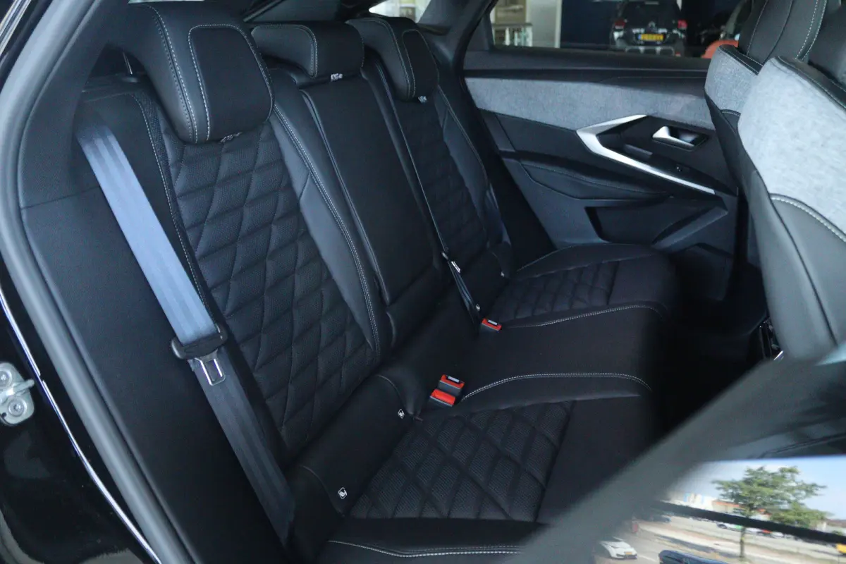 GT Exclusive 73kWh 210 "VOORRAAD KORTING" | 8 Jaar Garantie | Napp Leder | Schuifdak | Stoelventilatie + Massage | 360 Camera | Adapt. Cruise | Elektr. klep | MATRIX | 20 Inch | Keyless