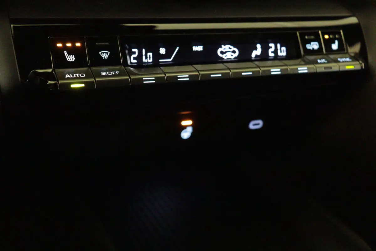 2.0 Plug-in Hybrid 220 Business | APPCONNECT | CAMERA + PDC | STUUR / STOELVERW | ADAP CRUISE |  LANE-ASSIST / WARNING |