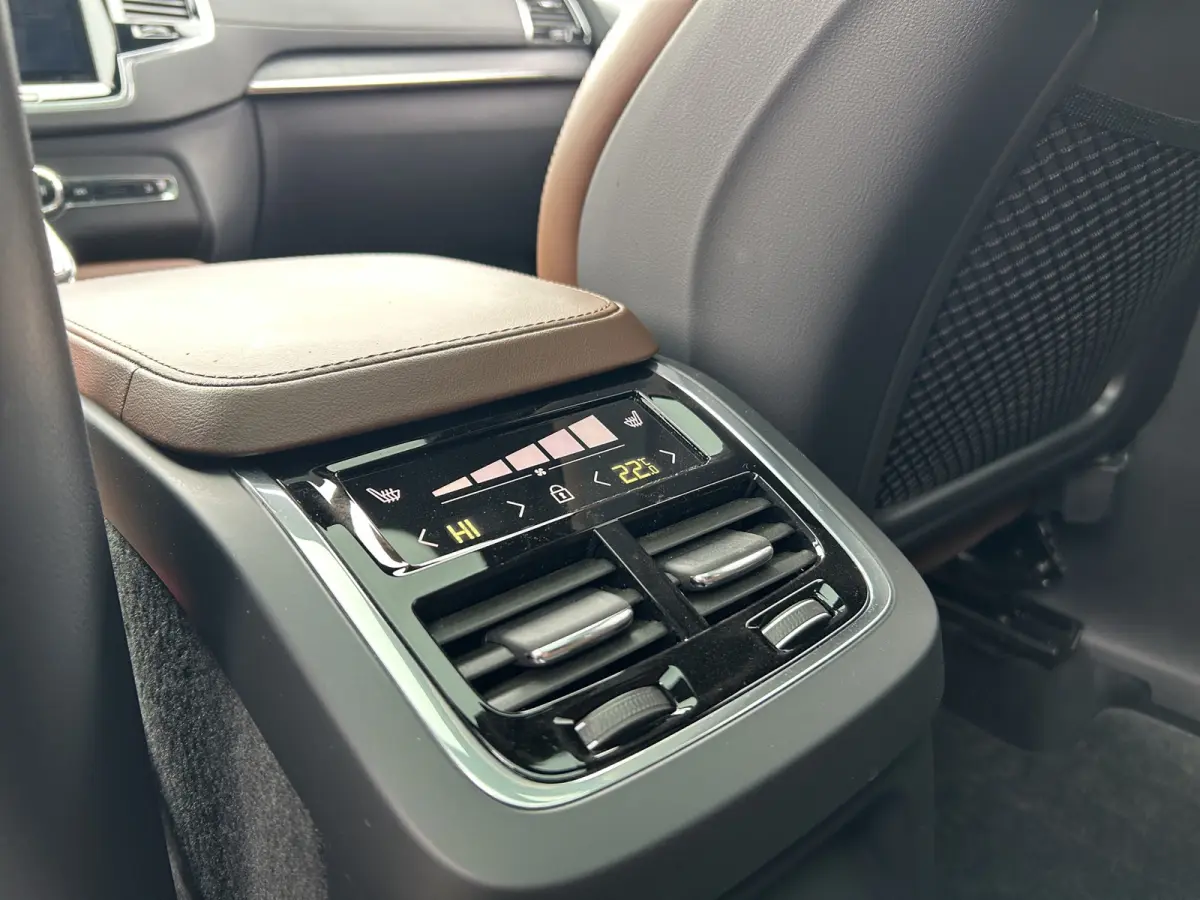 2.0 T8 Recharge AWD Inscription Exclusive | Luchtvering | Bowers & Wilkins | 360 Camera | Gelamineerd Glas | Trekhaak | Stoel Massage + Ventilatie