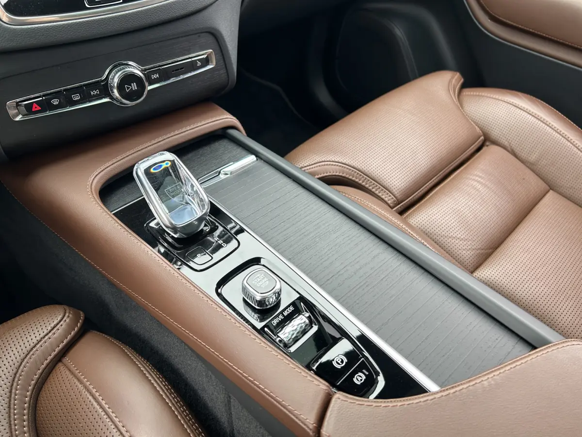 2.0 T8 Recharge AWD Inscription Exclusive | Luchtvering | Bowers & Wilkins | 360 Camera | Gelamineerd Glas | Trekhaak | Stoel Massage + Ventilatie