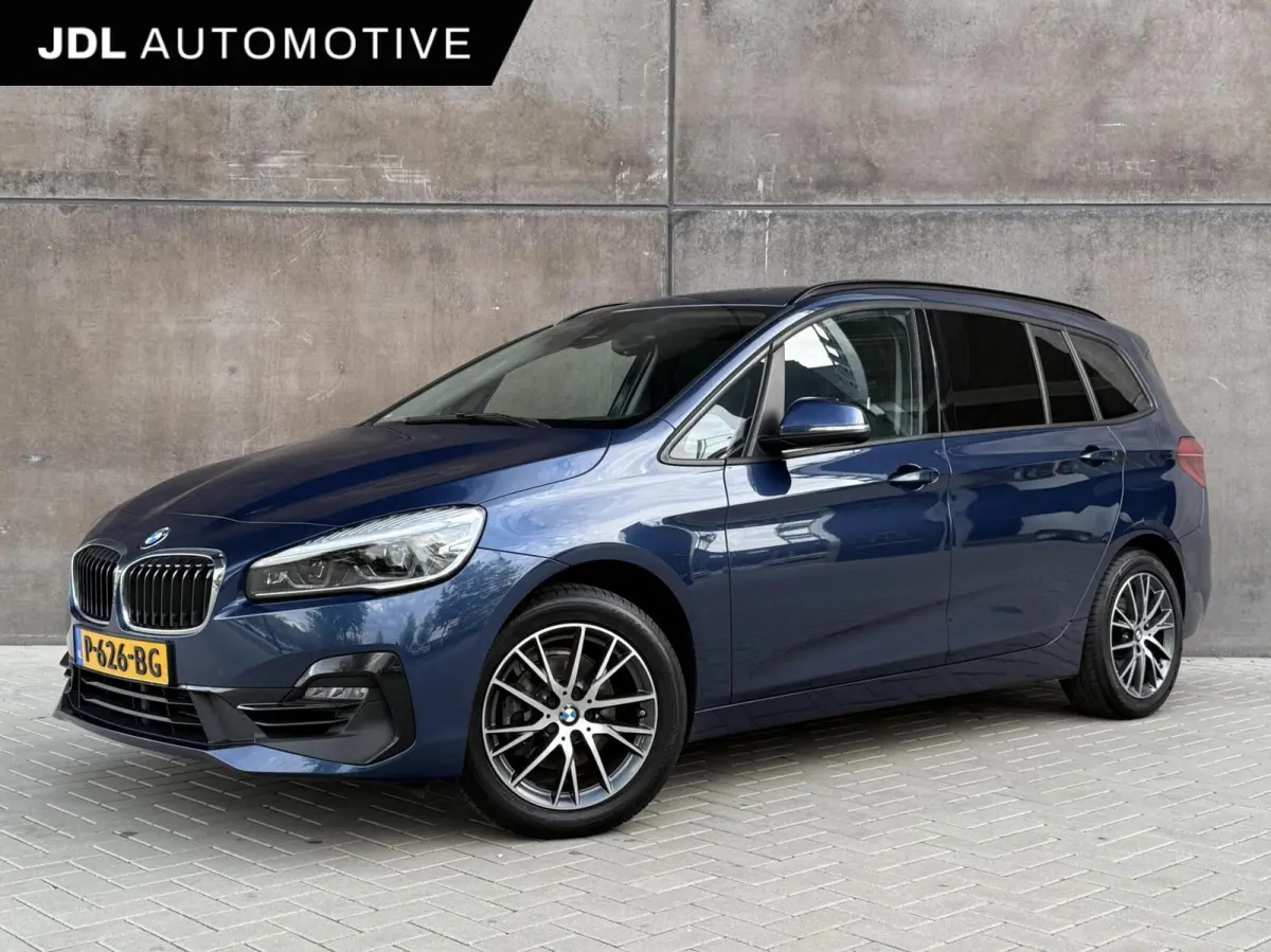 216i 7persoons Business Edition | Trekhaak | Head-UP | Cruise control | DAB+ | Elektr. Kofferklep |
