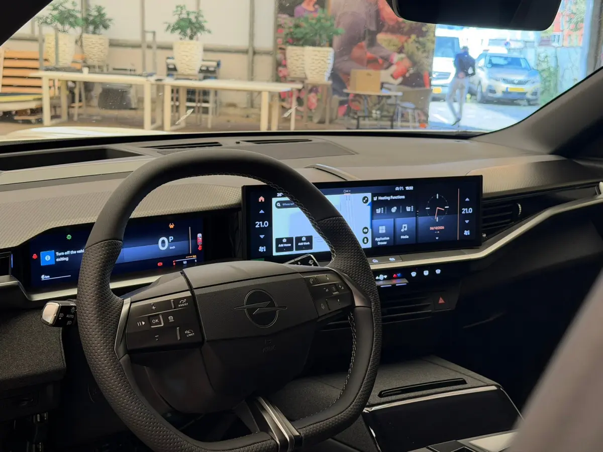 1.2 Turbo Hybrid Business Edition Focal | Panoramadak | HUD | Carplay/Android Auto | Navigatie | Stoelverwarming| Achteruitrijcamera | Adaptive Cruise Control met slimme snelheidsbegrenzer e