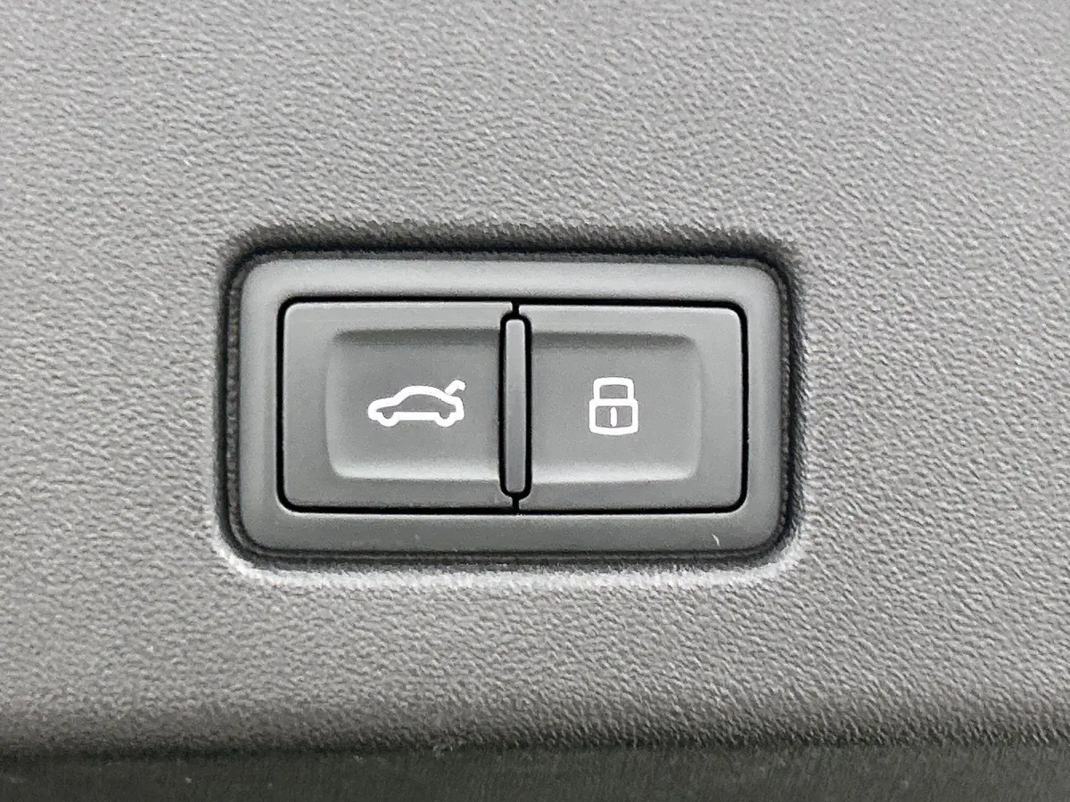 40 Launch edition Advanced 77 kWh 204 PK | Automaat | Navigatie | Camera | Stoelverwarming | Parkeersensoren | LED | Lichtmetalen velgen | Warmtepomp | Stoelverwarming |