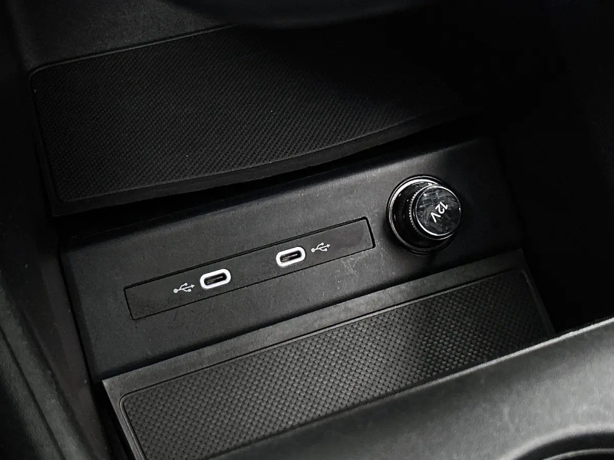 40 Launch edition Advanced 77 kWh 204 PK | Automaat | Navigatie | Camera | Stoelverwarming | Parkeersensoren | LED | Lichtmetalen velgen | Warmtepomp | Stoelverwarming |