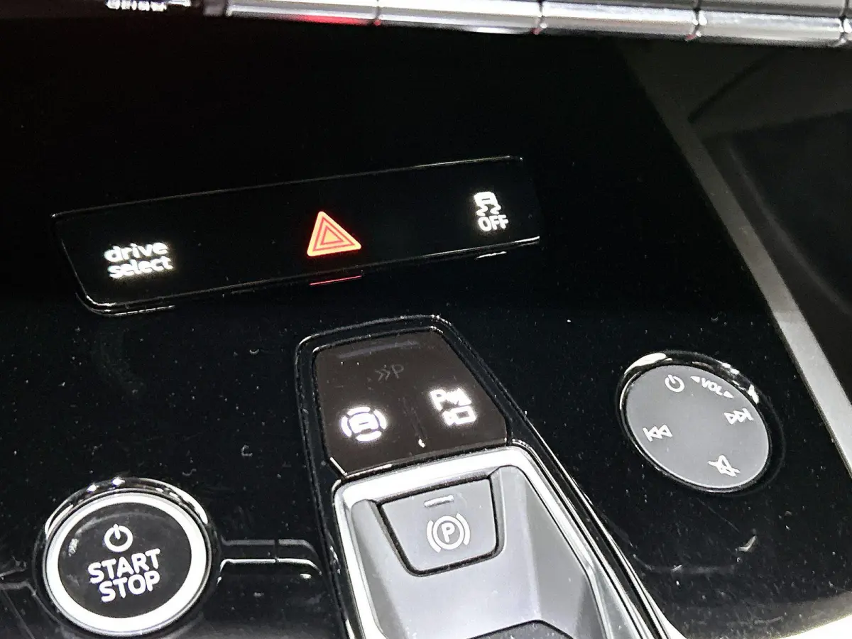 40 Launch edition Advanced 77 kWh 204 PK | Automaat | Navigatie | Camera | Stoelverwarming | Parkeersensoren | LED | Lichtmetalen velgen | Warmtepomp | Stoelverwarming |