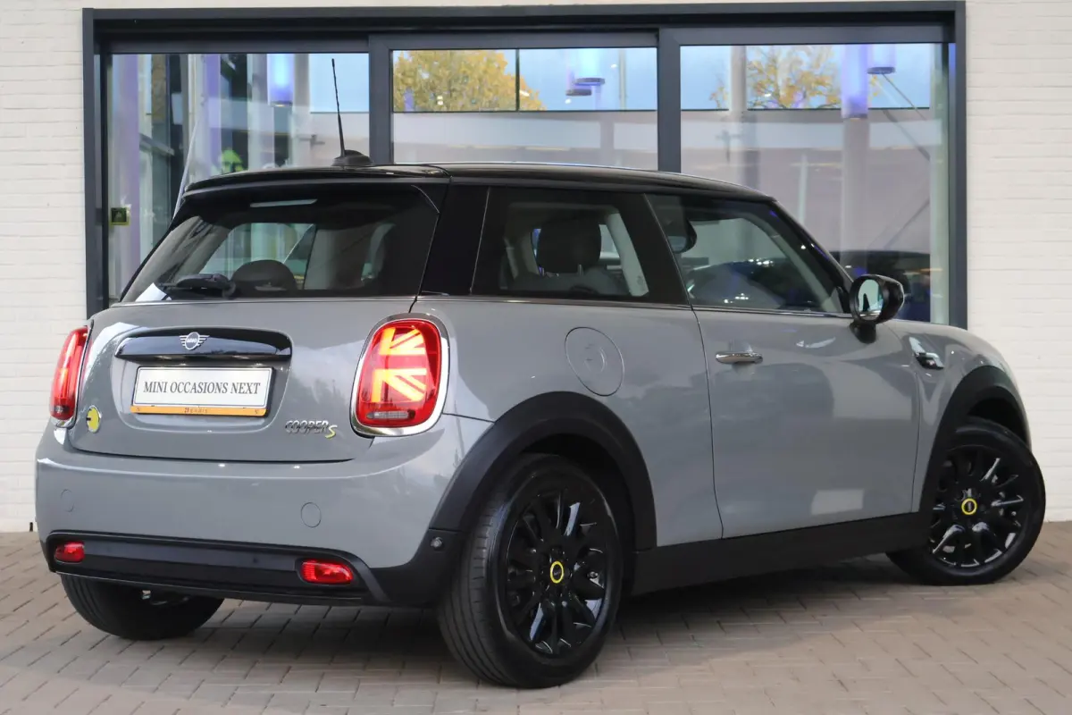| Sportstoelen | Stoelverwarming | Parkeersensoren | Navigatiesysteem | Cruise Control