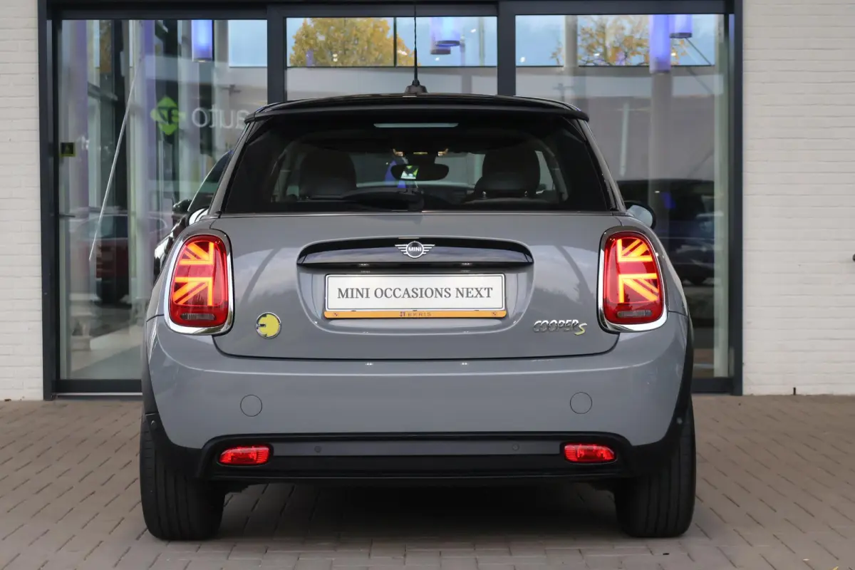 | Sportstoelen | Stoelverwarming | Parkeersensoren | Navigatiesysteem | Cruise Control