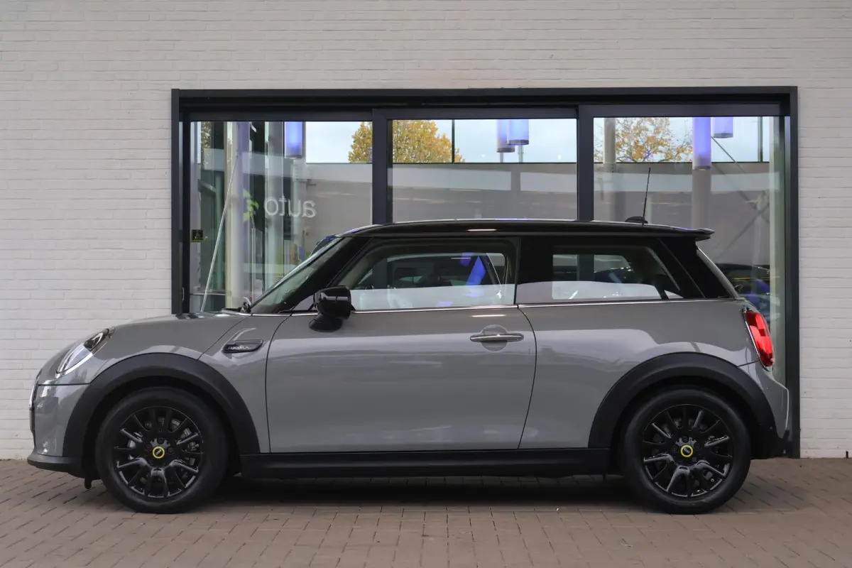 | Sportstoelen | Stoelverwarming | Parkeersensoren | Navigatiesysteem | Cruise Control
