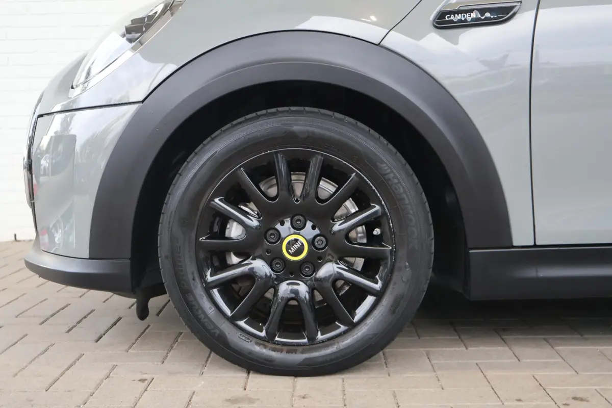 | Sportstoelen | Stoelverwarming | Parkeersensoren | Navigatiesysteem | Cruise Control