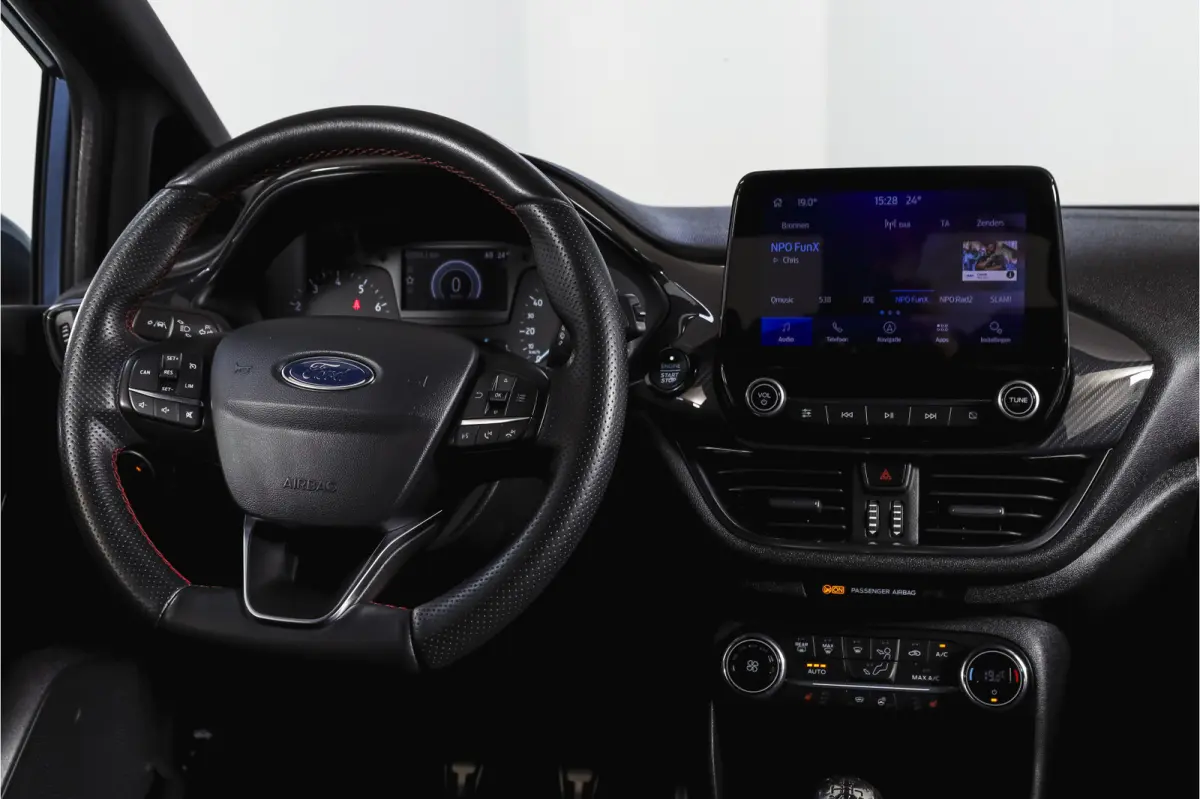 1.0 EcoBoost 100 PK ST-Line Orig. NL | Cruise | Winterpakket | PDC | Camera | NAV + App. Connect | ECC | LM 17" |