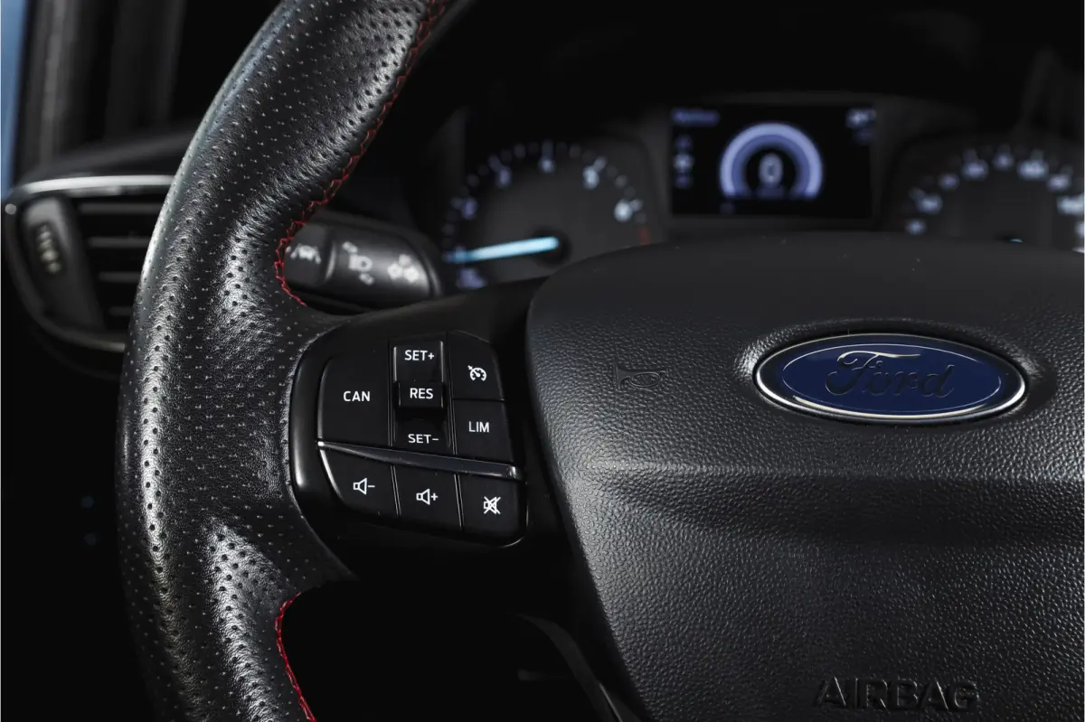 1.0 EcoBoost 100 PK ST-Line Orig. NL | Cruise | Winterpakket | PDC | Camera | NAV + App. Connect | ECC | LM 17" |