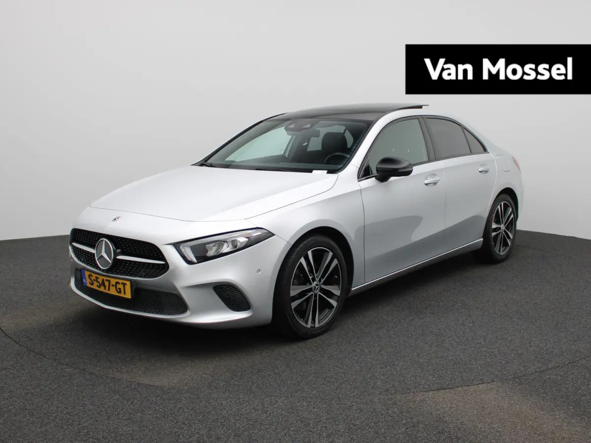 200 Premium Plus AUTOMAAT | PANORAMADAK | VIRTUEEL | STOELVERWARMING | NAVIGATIE | CAMERA | SPORTSTOELEN | HAL-LEER | CLIMA | CRUISE | SFEERVERLICHTING | LMV | LED | 12 MAANDEN BOVAG GARANTI