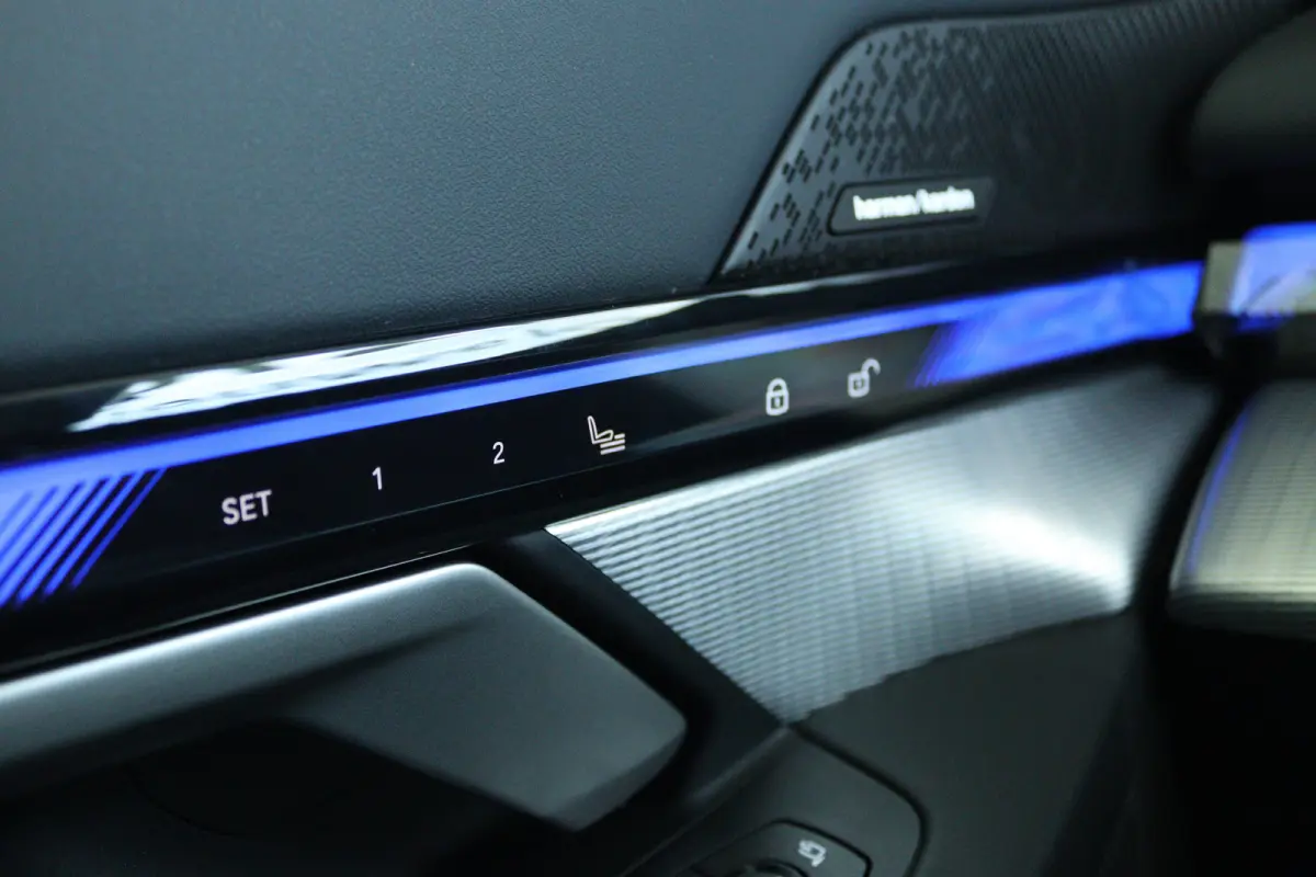 M60 xDrive 84 kWh 601PK | SOH 97% | 4-Wielsturing | Harman & Kardon | Trekhaak | Stoelverwarming | 20 Inch | Iconic Glow | Adaptief LED | Elektr. Klep | Carplay | Navi |