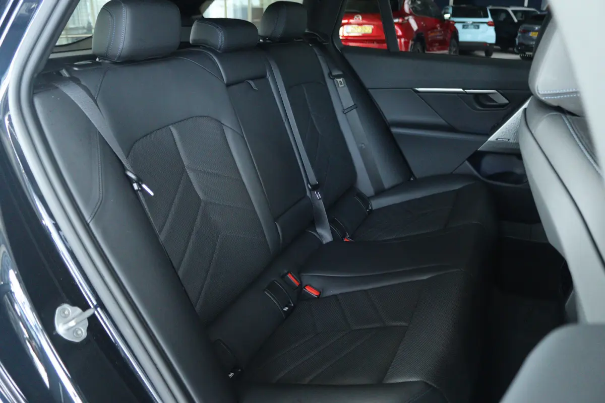 M60 xDrive 84 kWh 601PK | SOH 97% | 4-Wielsturing | Harman & Kardon | Trekhaak | Stoelverwarming | 20 Inch | Iconic Glow | Adaptief LED | Elektr. Klep | Carplay | Navi |