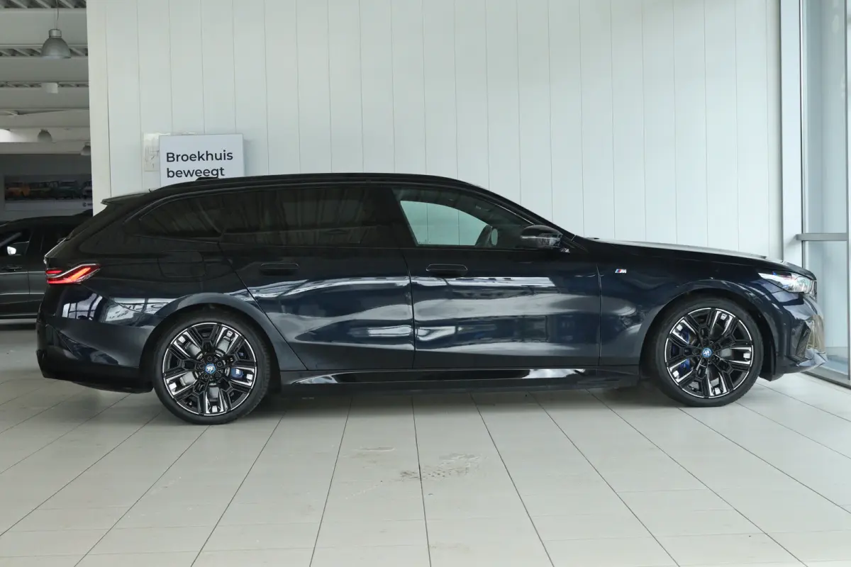 M60 xDrive 84 kWh 601PK | SOH 97% | 4-Wielsturing | Harman & Kardon | Trekhaak | Stoelverwarming | 20 Inch | Iconic Glow | Adaptief LED | Elektr. Klep | Carplay | Navi |