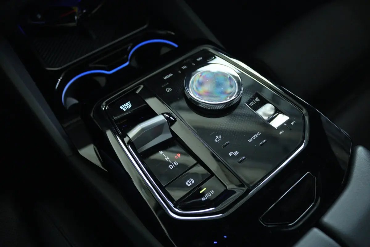 M60 xDrive 84 kWh 601PK | SOH 97% | 4-Wielsturing | Harman & Kardon | Trekhaak | Stoelverwarming | 20 Inch | Iconic Glow | Adaptief LED | Elektr. Klep | Carplay | Navi |