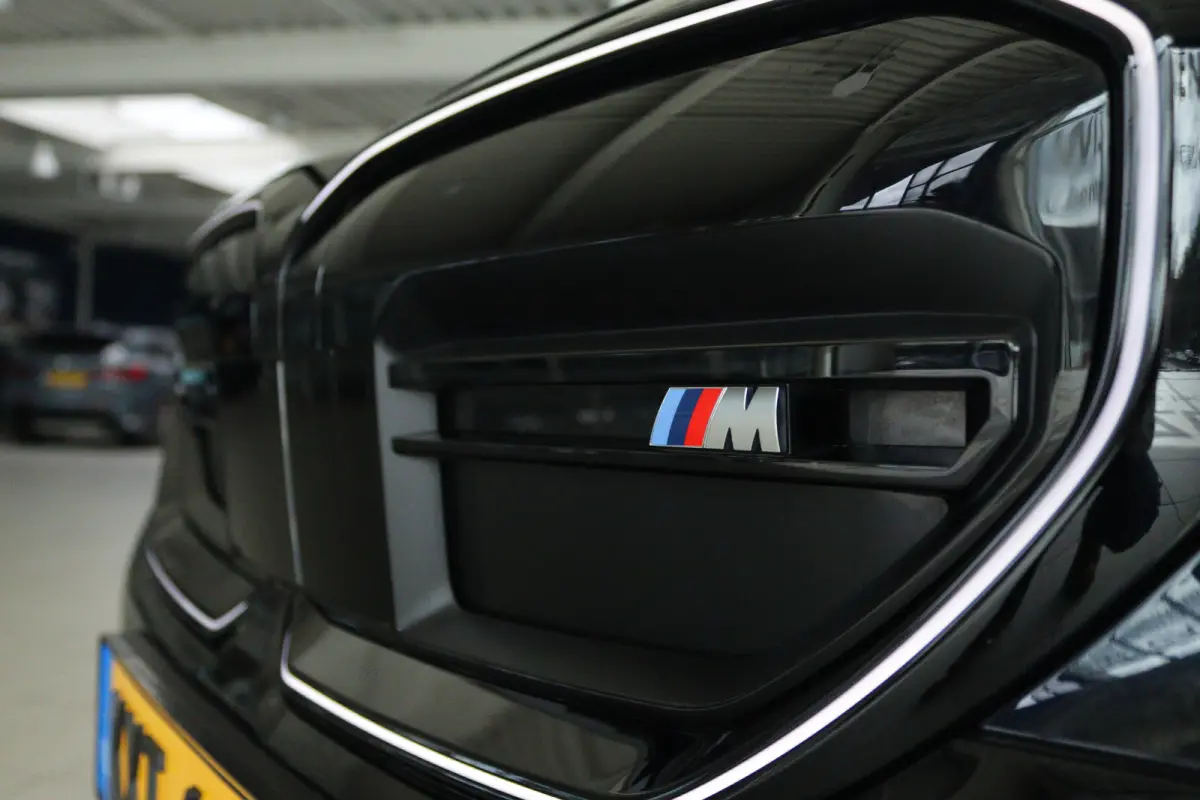 M60 xDrive 84 kWh 601PK | SOH 97% | 4-Wielsturing | Harman & Kardon | Trekhaak | Stoelverwarming | 20 Inch | Iconic Glow | Adaptief LED | Elektr. Klep | Carplay | Navi |