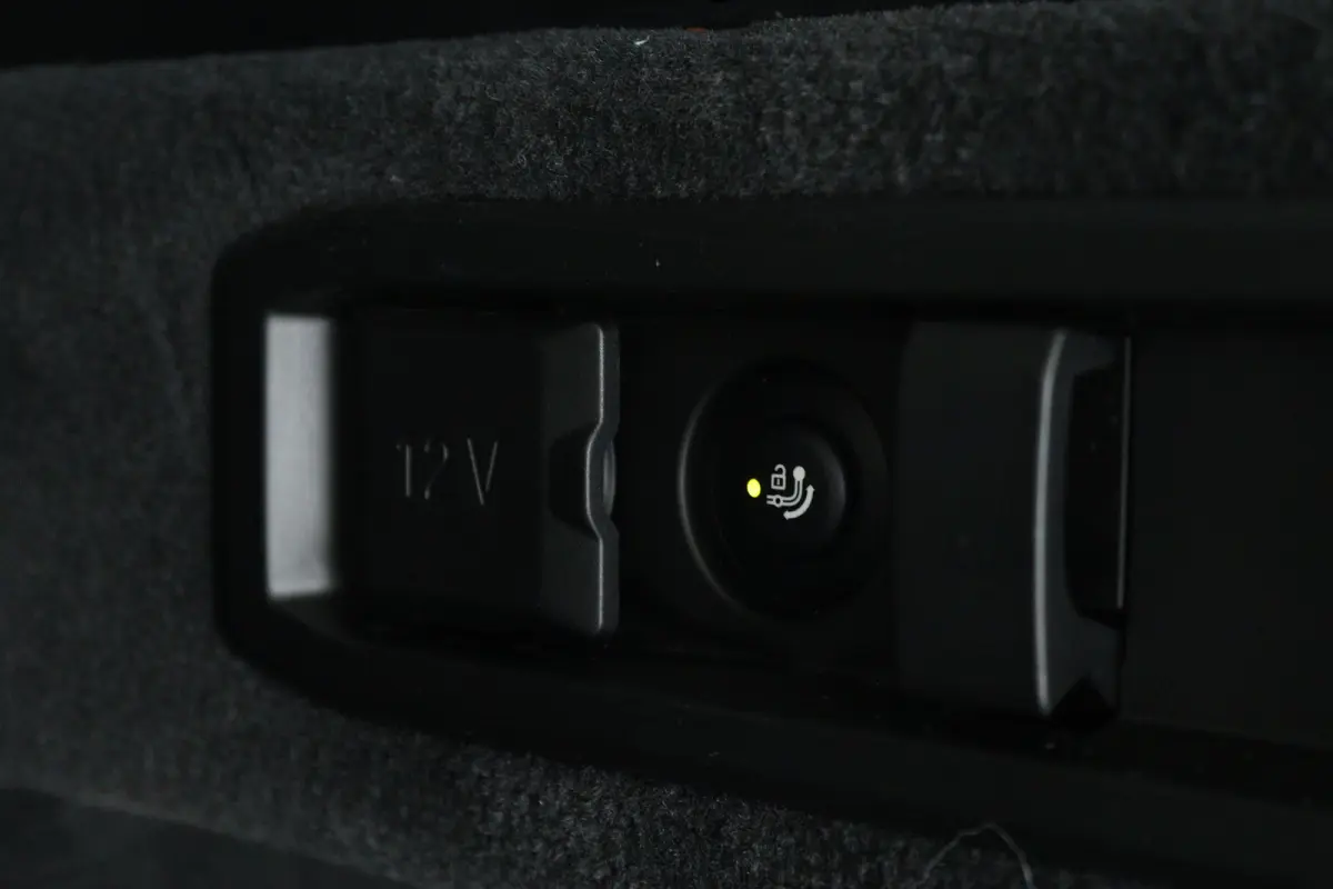 M60 xDrive 84 kWh 601PK | SOH 97% | 4-Wielsturing | Harman & Kardon | Trekhaak | Stoelverwarming | 20 Inch | Iconic Glow | Adaptief LED | Elektr. Klep | Carplay | Navi |