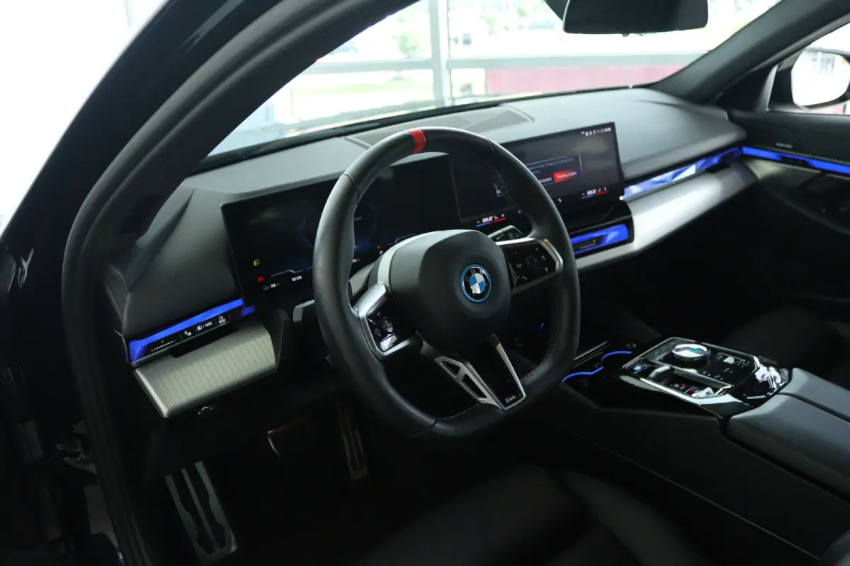 M60 xDrive 84 kWh 601PK | SOH 97% | 4-Wielsturing | Harman & Kardon | Trekhaak | Stoelverwarming | 20 Inch | Iconic Glow | Adaptief LED | Elektr. Klep | Carplay | Navi |