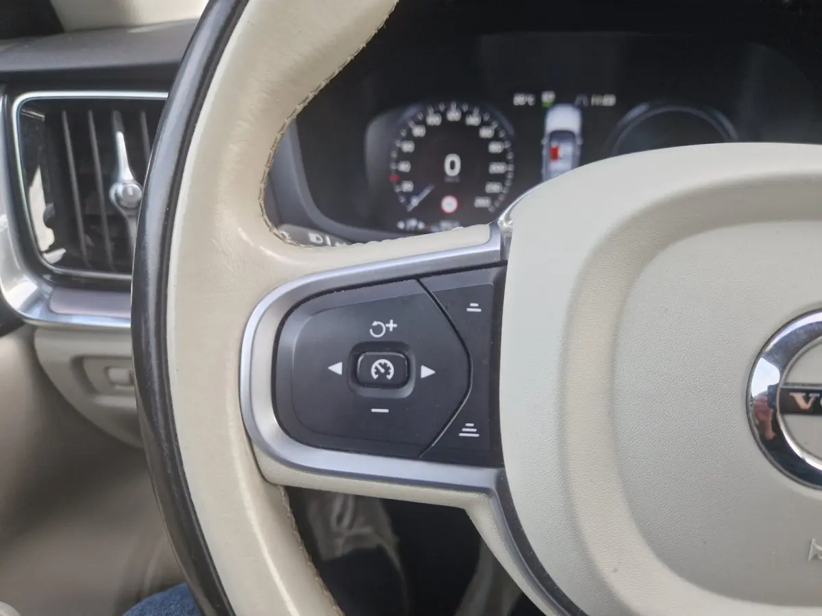 2.0 T6 340PK AWD Momentum Pro /1e eig /BTW