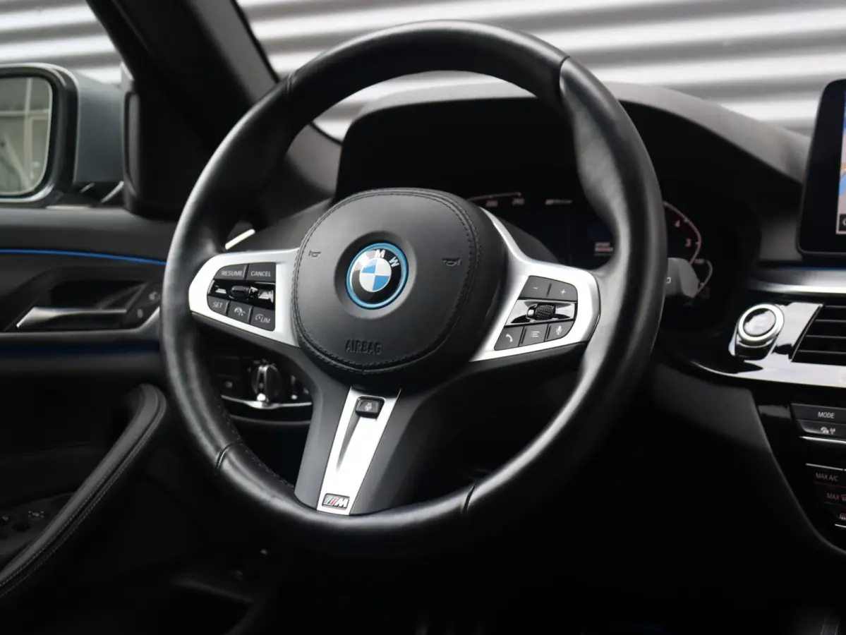 530e | M Sportpakket | Trekhaak | Adaptive Cruise Control | Hi-Fi | Stuurwiel Verwarmd | Sportstoelen | SoH 94% | 19'' LMV
