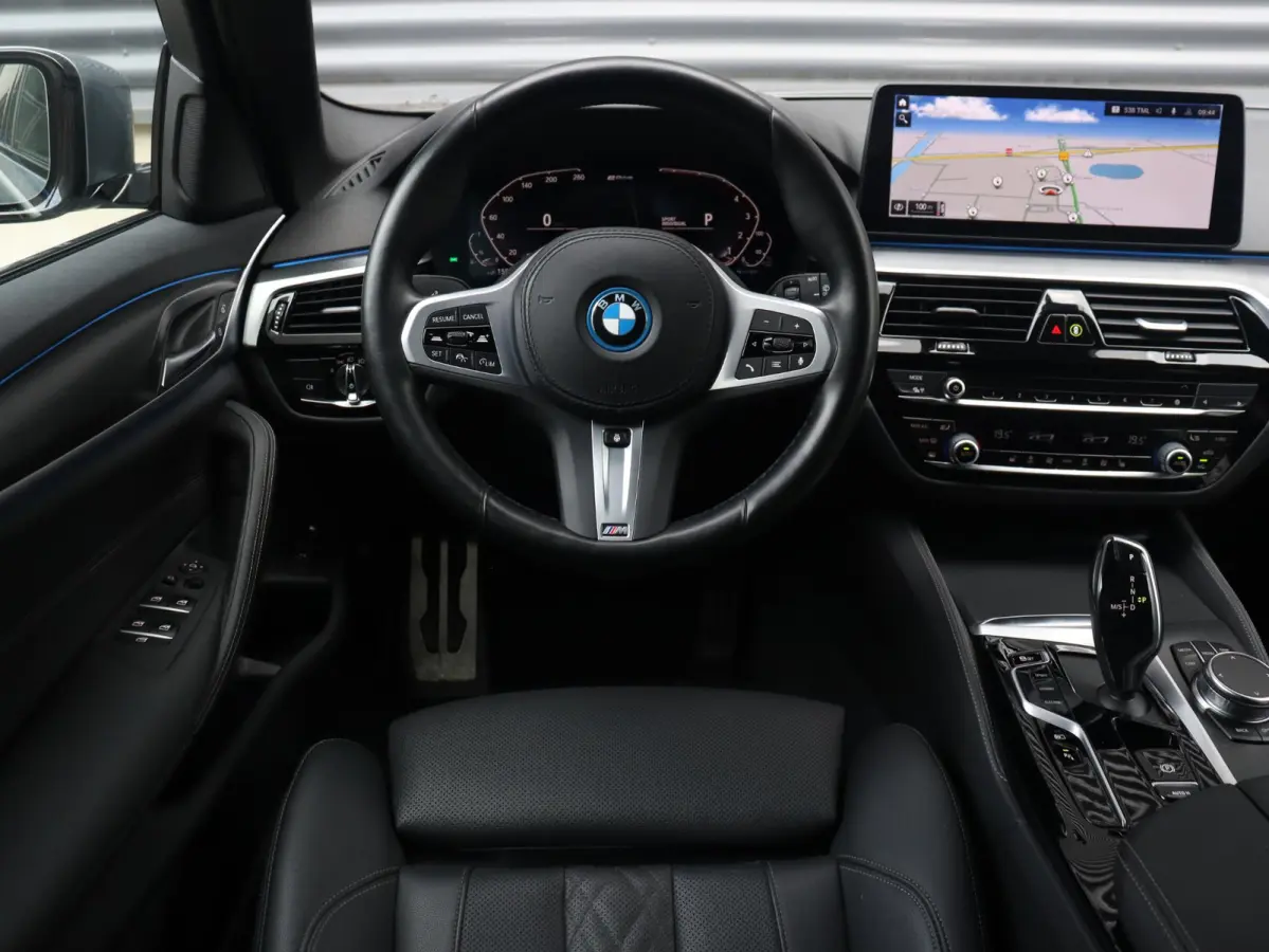 530e | M Sportpakket | Trekhaak | Adaptive Cruise Control | Hi-Fi | Stuurwiel Verwarmd | Sportstoelen | SoH 94% | 19'' LMV