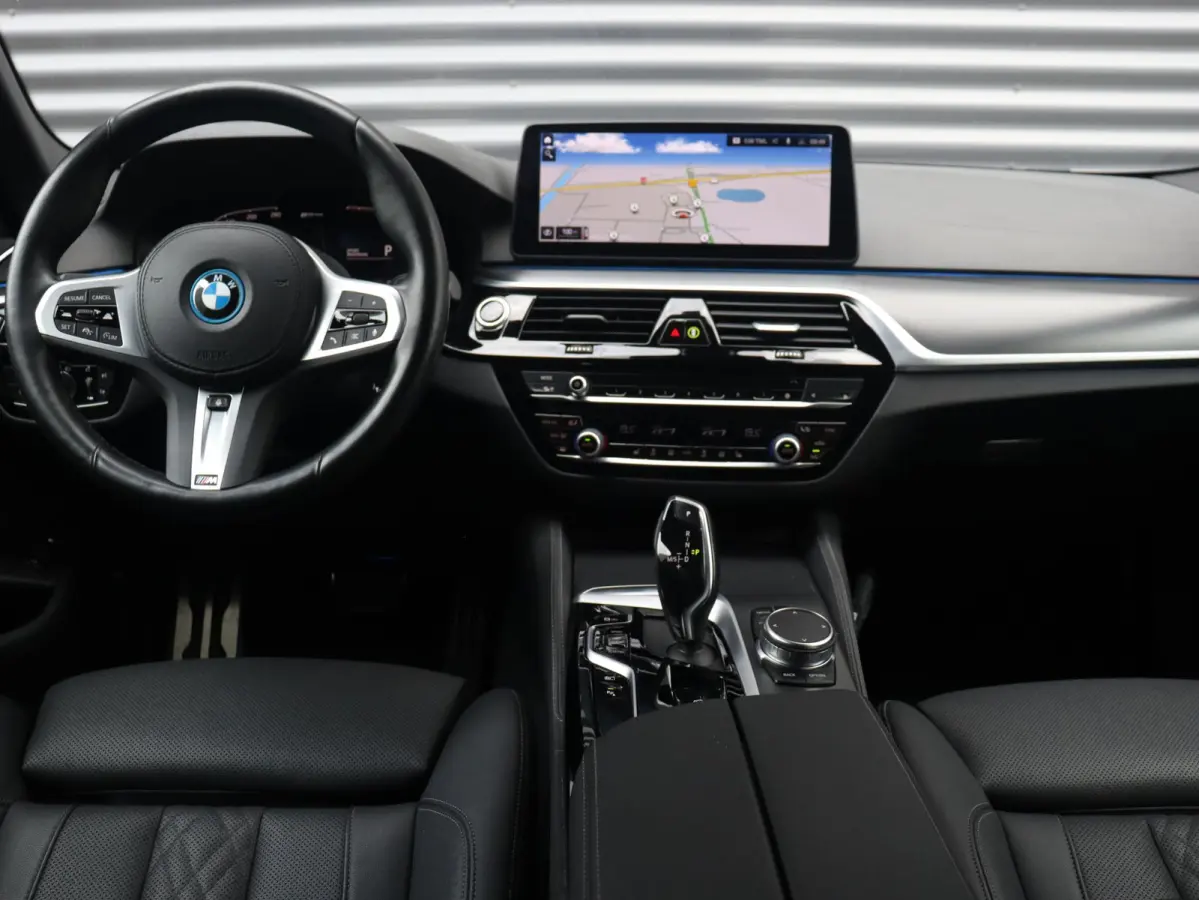 530e | M Sportpakket | Trekhaak | Adaptive Cruise Control | Hi-Fi | Stuurwiel Verwarmd | Sportstoelen | SoH 94% | 19'' LMV