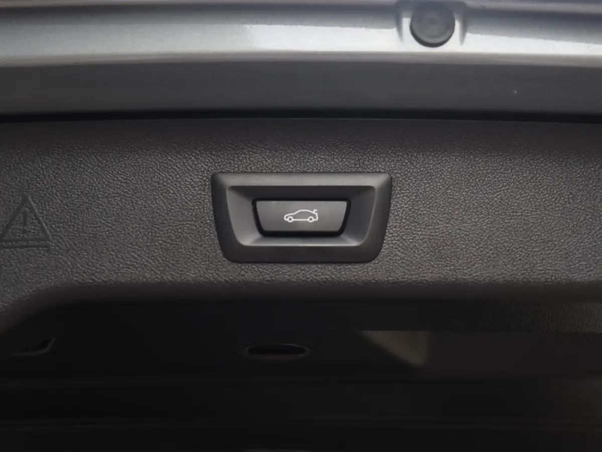 530e | M Sportpakket | Trekhaak | Adaptive Cruise Control | Hi-Fi | Stuurwiel Verwarmd | Sportstoelen | SoH 94% | 19'' LMV
