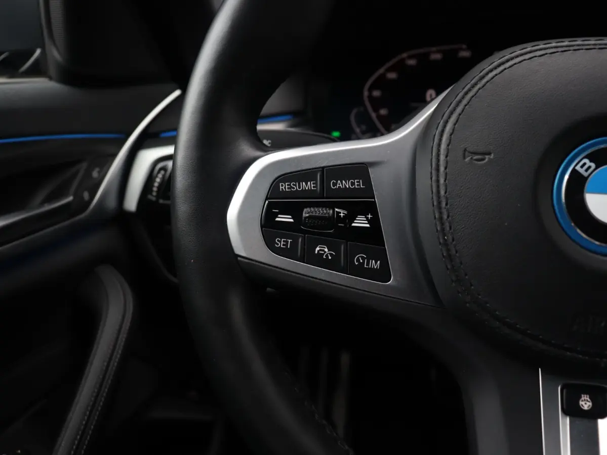 530e | M Sportpakket | Trekhaak | Adaptive Cruise Control | Hi-Fi | Stuurwiel Verwarmd | Sportstoelen | SoH 94% | 19'' LMV