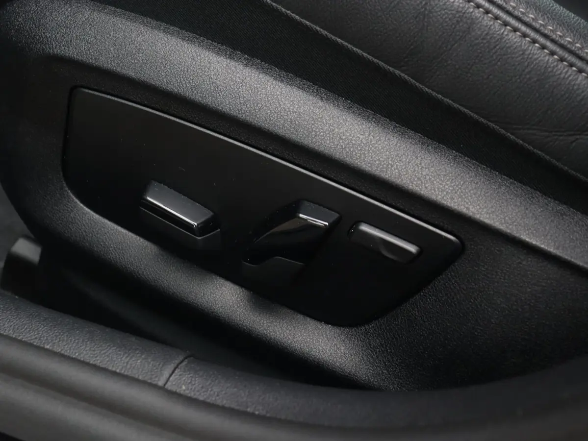 530e | M Sportpakket | Trekhaak | Adaptive Cruise Control | Hi-Fi | Stuurwiel Verwarmd | Sportstoelen | SoH 94% | 19'' LMV