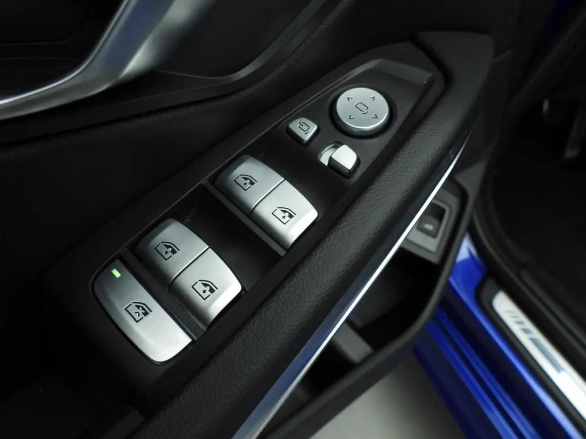 320i | M-Sportpakket | LED | Navigatie | Trekhaak | Schuifdak | Sportstoelen | DAB | Hifi speakers | Alu 18 inch