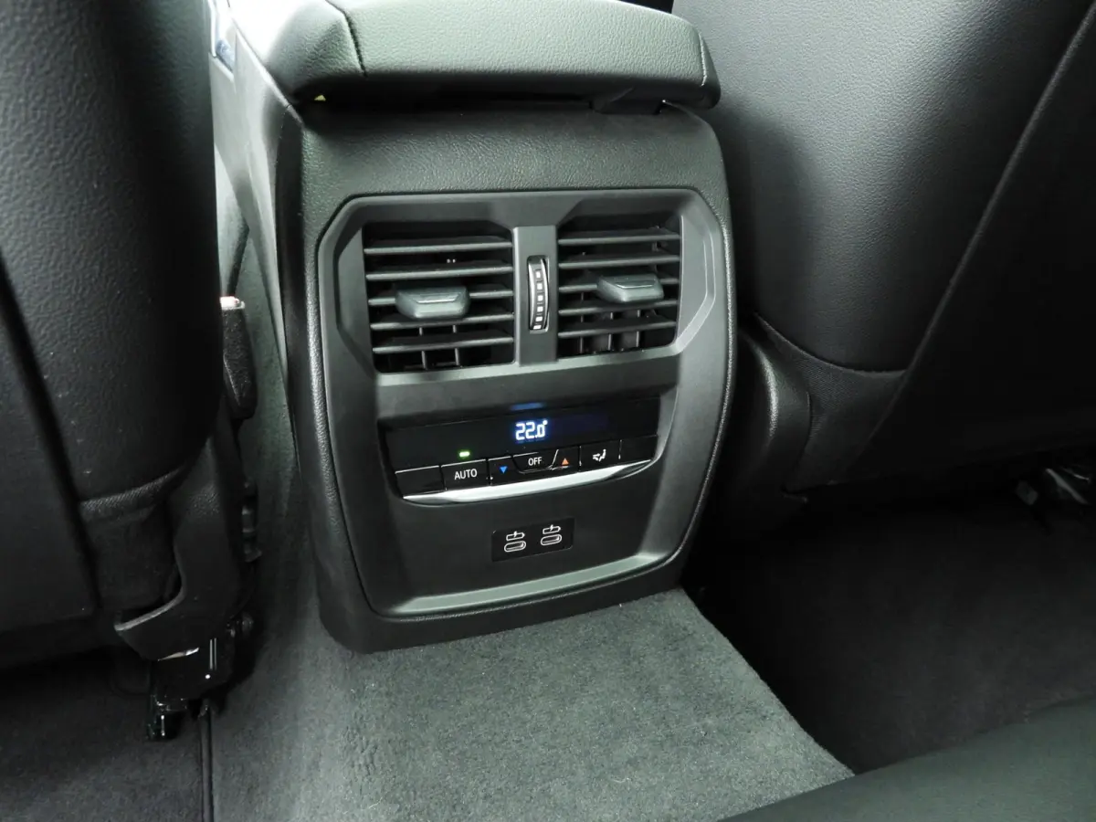 320i | M-Sportpakket | LED | Navigatie | Trekhaak | Schuifdak | Sportstoelen | DAB | Hifi speakers | Alu 18 inch