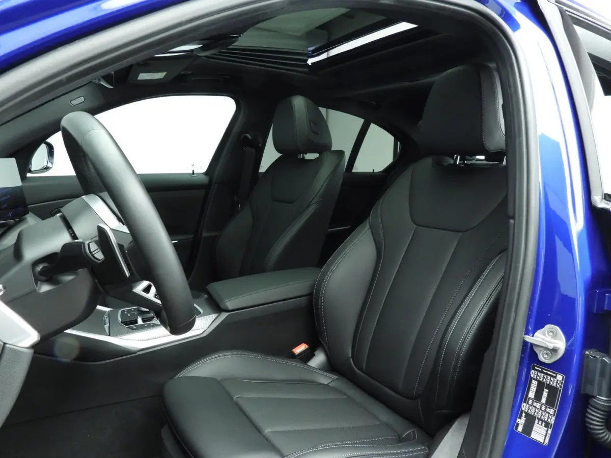 320i | M-Sportpakket | LED | Navigatie | Trekhaak | Schuifdak | Sportstoelen | DAB | Hifi speakers | Alu 18 inch