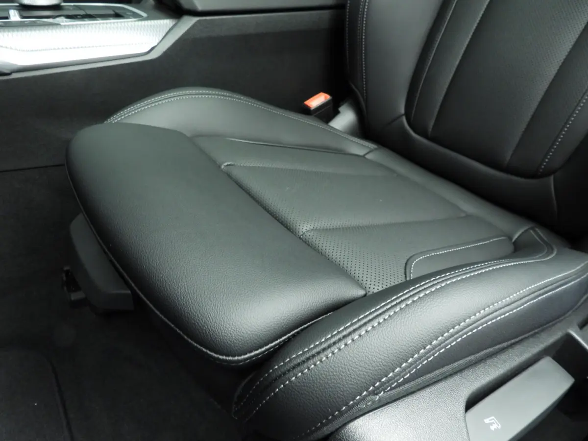 320i | M-Sportpakket | LED | Navigatie | Trekhaak | Schuifdak | Sportstoelen | DAB | Hifi speakers | Alu 18 inch
