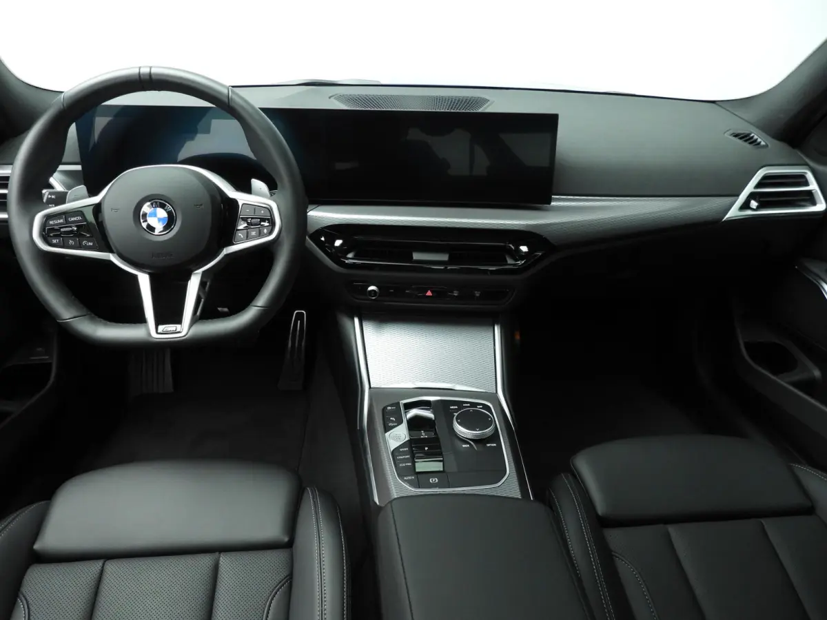 320i | M-Sportpakket | LED | Navigatie | Trekhaak | Schuifdak | Sportstoelen | DAB | Hifi speakers | Alu 18 inch