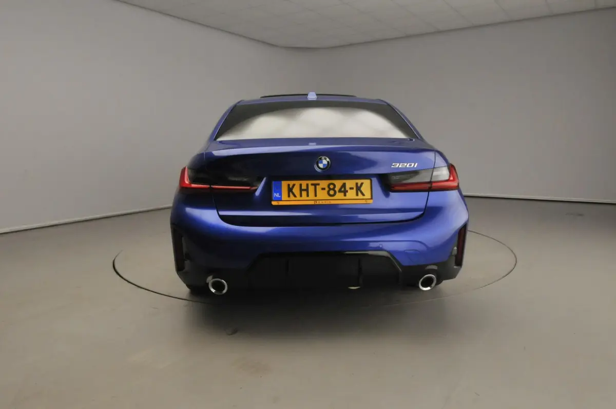 320i | M-Sportpakket | LED | Navigatie | Trekhaak | Schuifdak | Sportstoelen | DAB | Hifi speakers | Alu 18 inch