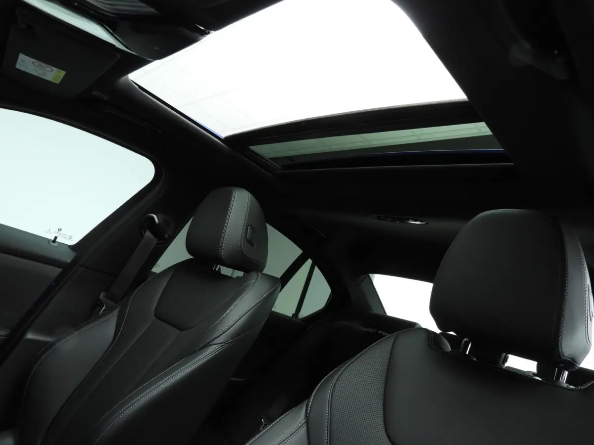 320i | M-Sportpakket | LED | Navigatie | Trekhaak | Schuifdak | Sportstoelen | DAB | Hifi speakers | Alu 18 inch