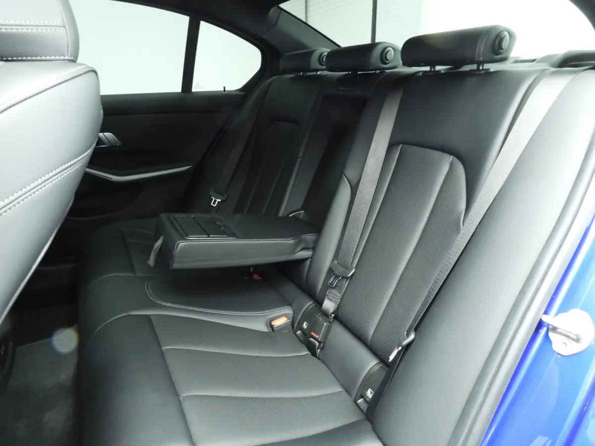 320i | M-Sportpakket | LED | Navigatie | Trekhaak | Schuifdak | Sportstoelen | DAB | Hifi speakers | Alu 18 inch