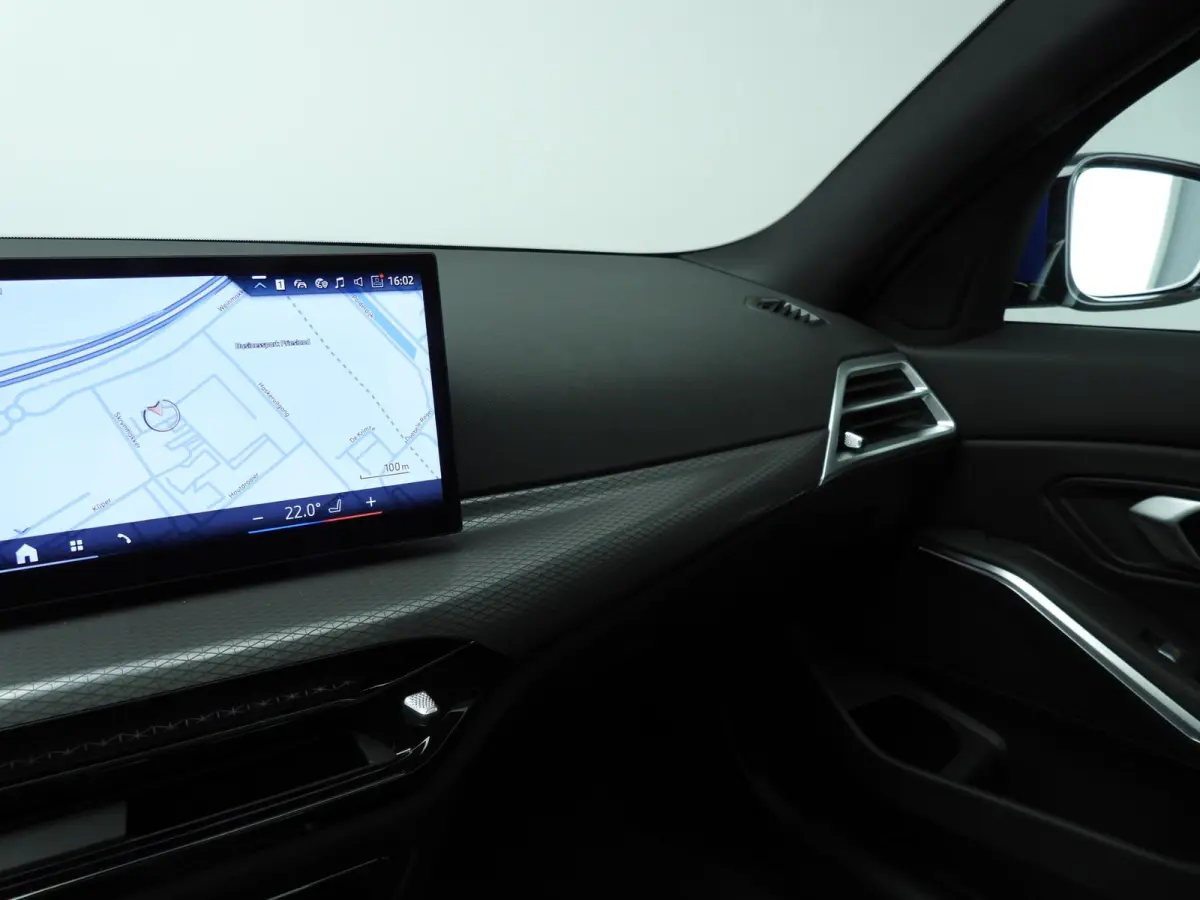320i | M-Sportpakket | LED | Navigatie | Trekhaak | Schuifdak | Sportstoelen | DAB | Hifi speakers | Alu 18 inch