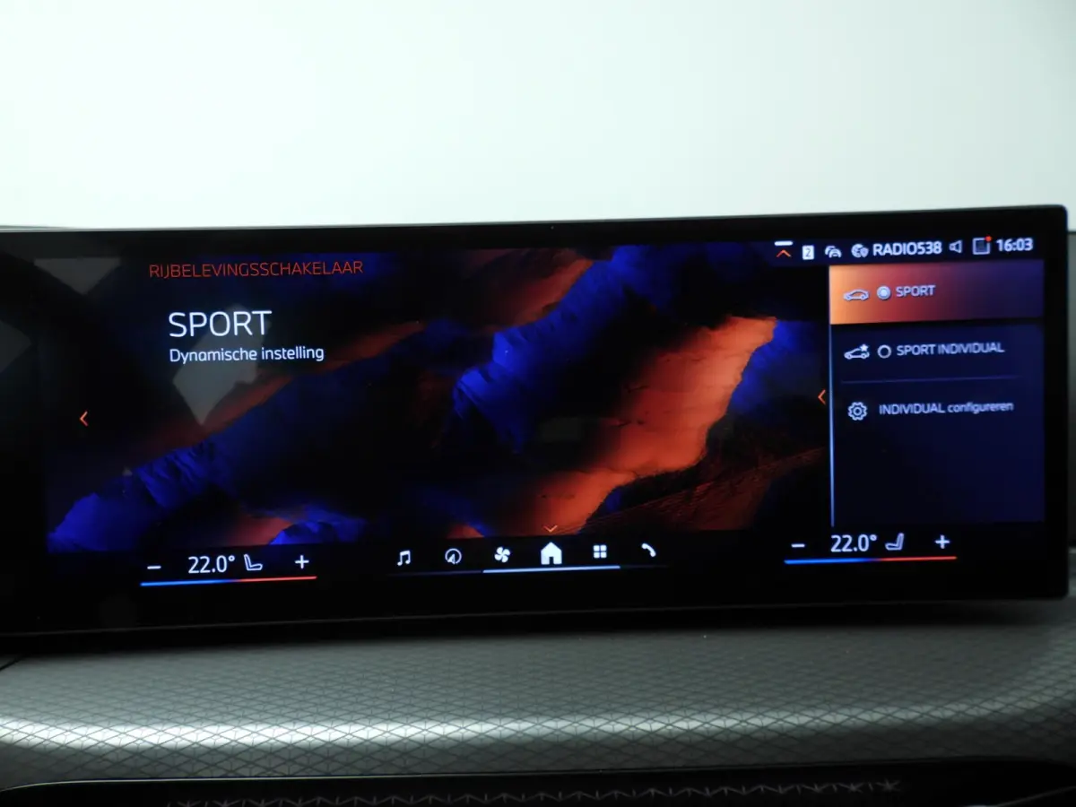 320i | M-Sportpakket | LED | Navigatie | Trekhaak | Schuifdak | Sportstoelen | DAB | Hifi speakers | Alu 18 inch