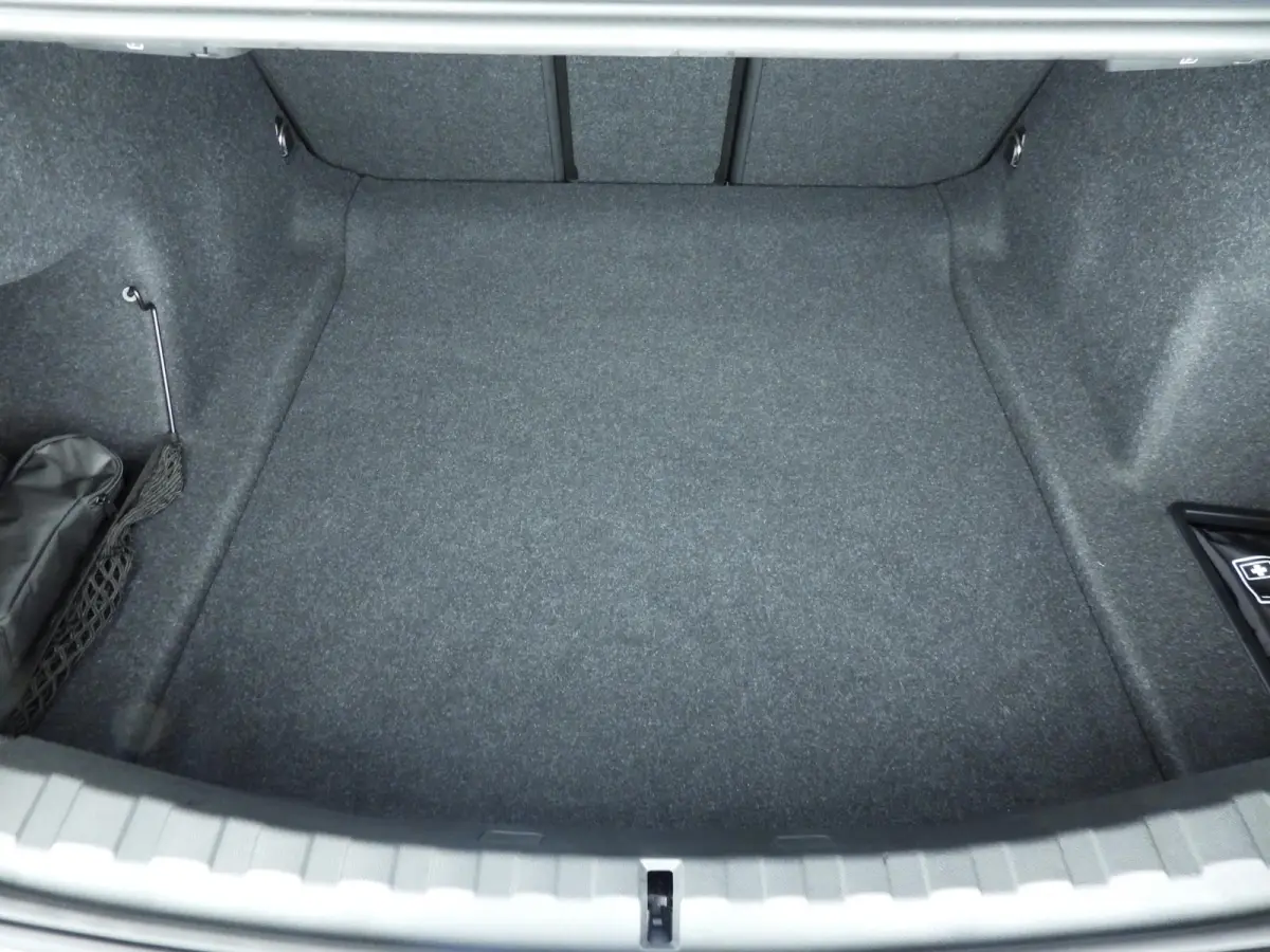 320i | M-Sportpakket | LED | Navigatie | Trekhaak | Schuifdak | Sportstoelen | DAB | Hifi speakers | Alu 18 inch