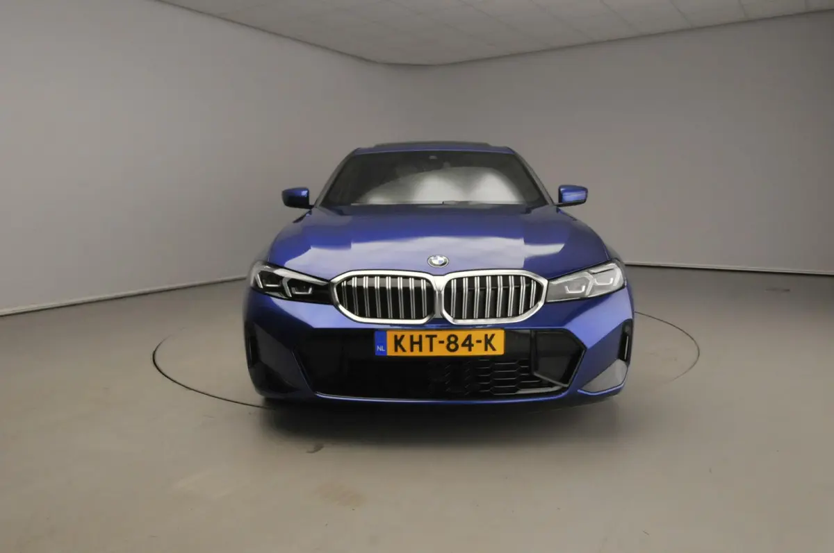 320i | M-Sportpakket | LED | Navigatie | Trekhaak | Schuifdak | Sportstoelen | DAB | Hifi speakers | Alu 18 inch