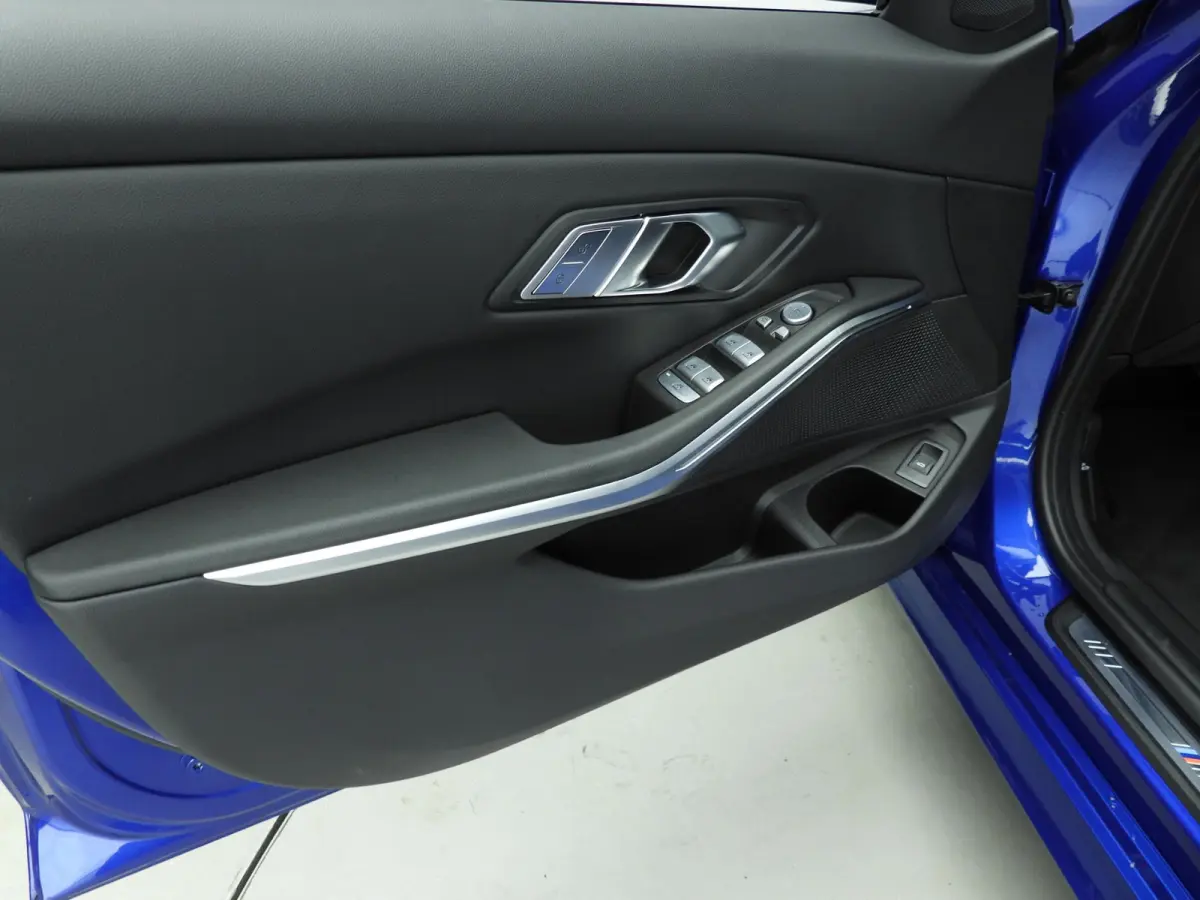 320i | M-Sportpakket | LED | Navigatie | Trekhaak | Schuifdak | Sportstoelen | DAB | Hifi speakers | Alu 18 inch
