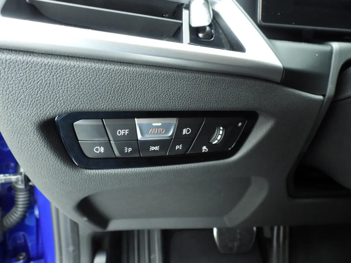 320i | M-Sportpakket | LED | Navigatie | Trekhaak | Schuifdak | Sportstoelen | DAB | Hifi speakers | Alu 18 inch