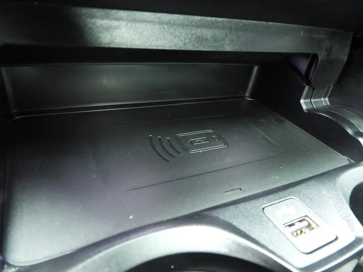 320i | M-Sportpakket | LED | Navigatie | Trekhaak | Schuifdak | Sportstoelen | DAB | Hifi speakers | Alu 18 inch