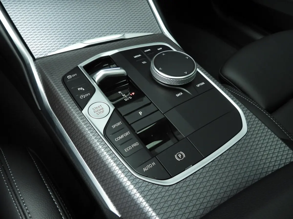 320i | M-Sportpakket | LED | Navigatie | Trekhaak | Schuifdak | Sportstoelen | DAB | Hifi speakers | Alu 18 inch