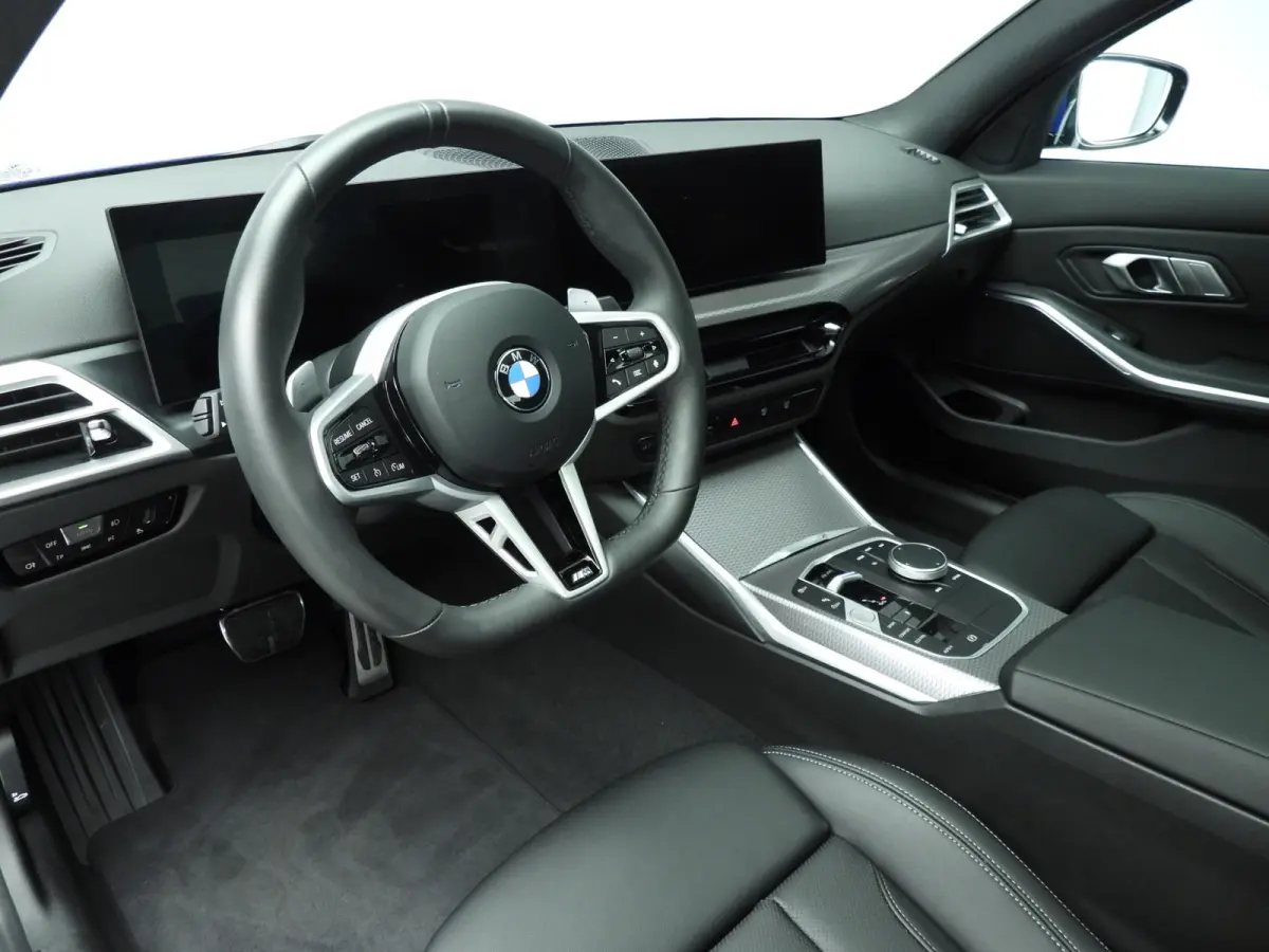 320i | M-Sportpakket | LED | Navigatie | Trekhaak | Schuifdak | Sportstoelen | DAB | Hifi speakers | Alu 18 inch