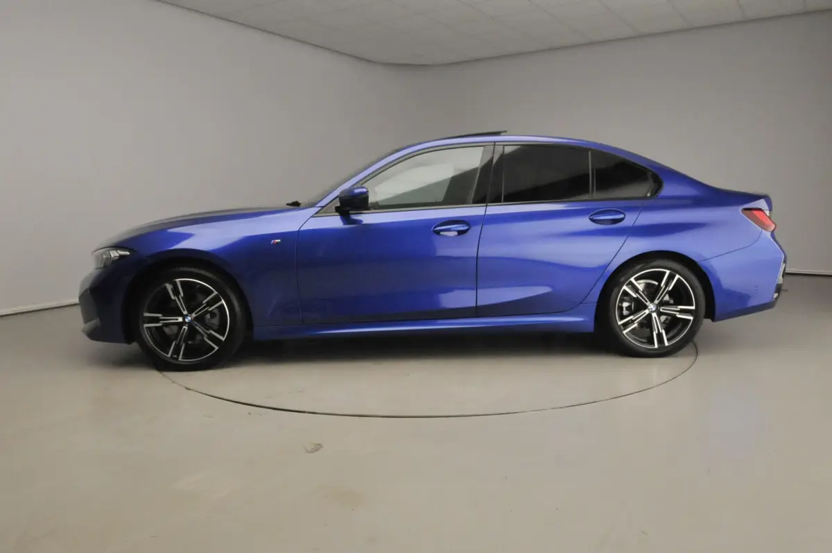 320i | M-Sportpakket | LED | Navigatie | Trekhaak | Schuifdak | Sportstoelen | DAB | Hifi speakers | Alu 18 inch