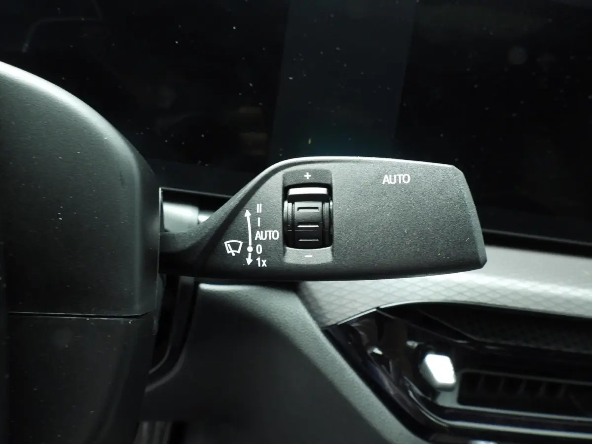 320i | M-Sportpakket | LED | Navigatie | Trekhaak | Schuifdak | Sportstoelen | DAB | Hifi speakers | Alu 18 inch
