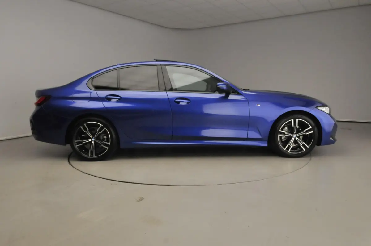 320i | M-Sportpakket | LED | Navigatie | Trekhaak | Schuifdak | Sportstoelen | DAB | Hifi speakers | Alu 18 inch